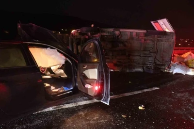 Otoyoldaki feci kazada minib&uuml;se arkadan &ccedil;arpan otomobil s&uuml;r&uuml;c&uuml;s&uuml; 2.11 promil alkoll&uuml; &ccedil;ıktı