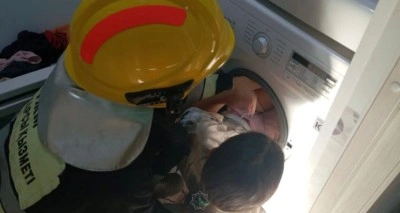 Oyun oynarken çamaşır makinesin tamburuna sıkıştı