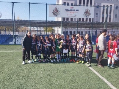 &Ouml;zalplı kız futbol takımı il birincisi oldu