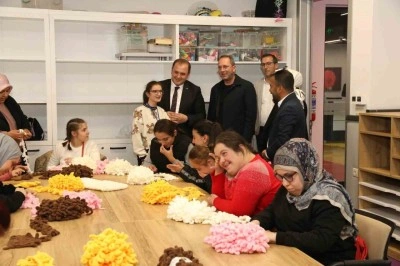 &Ouml;zel kız &ouml;ğrencilerinin el emeği atkıları, sevgi evlerindeki &ccedil;ocukları ısıttı