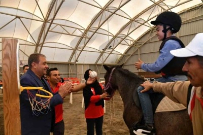 &Ouml;zel &ouml;zel ihtiya&ccedil; sahibi &ccedil;ocuklara atla terapi