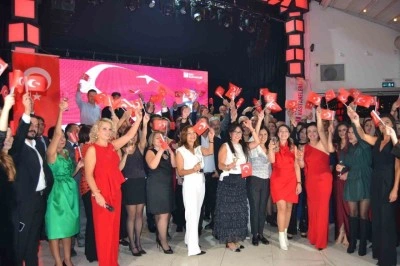 &Ouml;zel &Uuml;mit Hastaneleri Cumhuriyet&rsquo;in 102. yılını coşkuyla kutladı