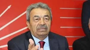 &Ouml;zg&uuml;r &Ouml;zel mezarı başında rakı i&ccedil;mişti