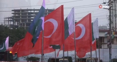 Pakistan sokaklarına Cumhurbaşkanı Erdoğan’ın ziyareti öncesi Türk bayrakları asıldı