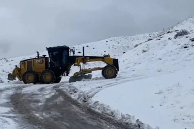 Palu&rsquo;da Kar Alarmı: G&ouml;kdere Grup Yolu Ekiplerin &Ccedil;alışmasıyla A&ccedil;ıldı