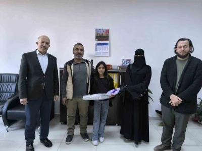 Para dolu &ccedil;antayı polise teslim etti