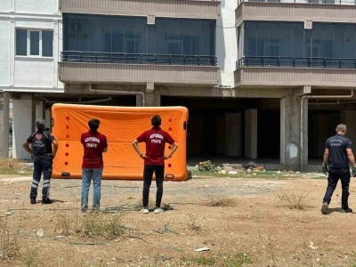 Paralarını alamayan işçiler isyan etti binanın tepesine çıktı