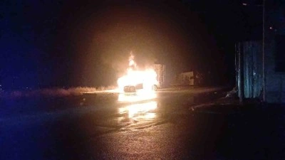 Park halindeki araç alev topu oldu, geriye hurda kaldı