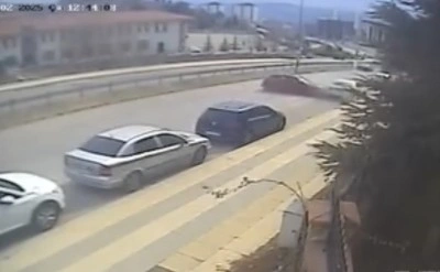 Park halindeki araca çarptı: O anlar kamerada