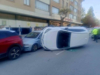 Park halindeki ara&ccedil;lara &ccedil;arpan otomobil yan yattı: 1 yaralı