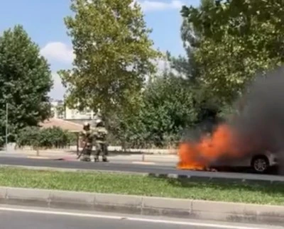Park halindeki otomobil yandı