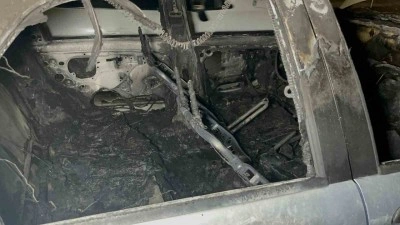 Park halindeyken yanmaya başlayan otomobil için mahalleli seferber oldu