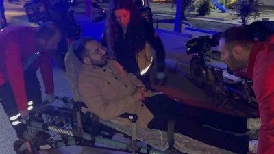 Parkta otururken tanımadığı şahıs tarafından bı&ccedil;aklandı