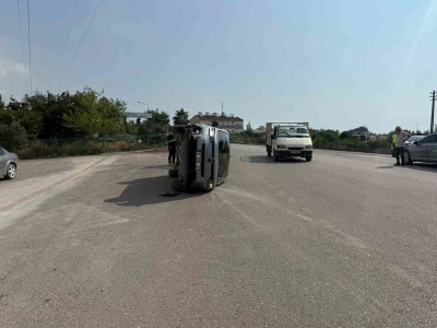 Payas&rsquo;ta &ccedil;arpışmayla yan yatan otomobilin s&uuml;r&uuml;c&uuml;s&uuml; yaralandı