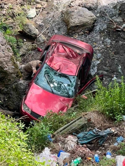 U&ccedil;urumdan yuvarlanan otomobilin s&uuml;r&uuml;c&uuml;s&uuml; yuvarlandı