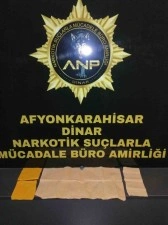 Peçeteye emdirilmiş uyuşturucu ile yakalandılar