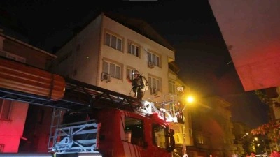3 katlı binanın çatısında yangın paniği