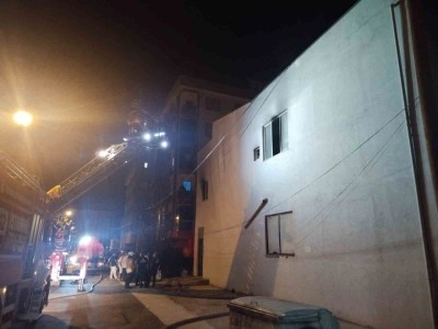 Elektrik kablosu deposunda yangın korkuttu