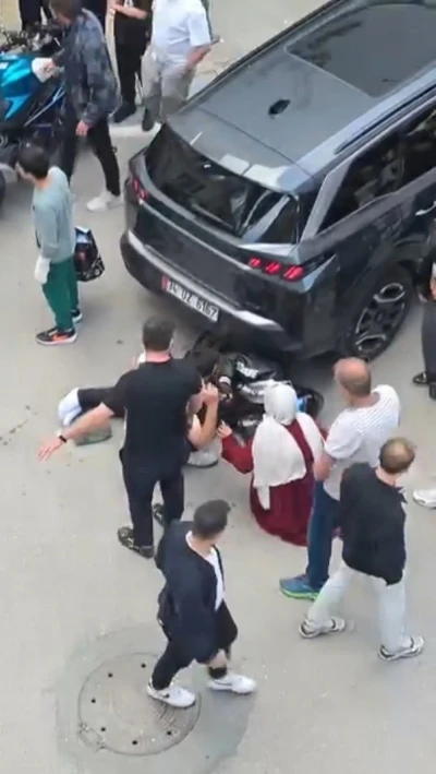 Motosiklet otomobile &ccedil;arptı: 1 yaralı