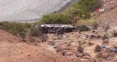 Peru&rsquo;da kamyonetle &ccedil;arpışan yolcu otob&uuml;s&uuml; şarampole yuvarlandı: 37 &ouml;l&uuml;, 13 yaralı