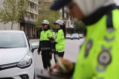 Polis anneler en özel günlerinde de aşkla görev başında