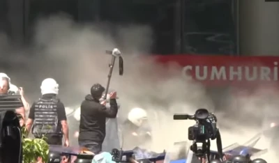 Polis CHP Genel Merkez Binasına Girdi Ortalık Karıştı