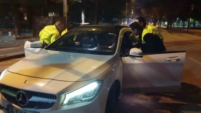 Polis ekiplerinden ka&ccedil;maya &ccedil;alışan alkoll&uuml; s&uuml;r&uuml;c&uuml; 63 bin 911 TL ceza yedi