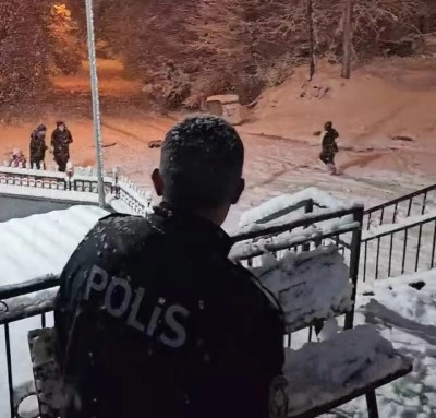 Polis ekiplerinden kışın güzelliğinde sıcak görüntüler