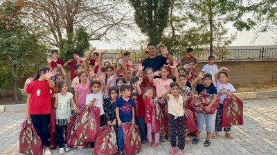 Polis memuru köyde okuyan çocukları unutmadı