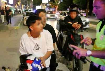 Polise dil döküp gazeteciye el salladı ama cezadan kurtulamadı