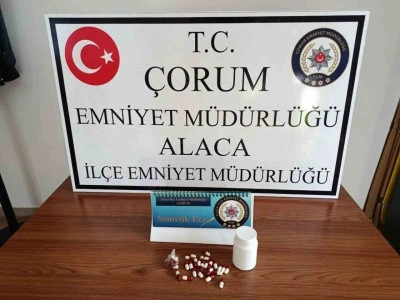 Polisin durdurduğu ara&ccedil;tan sentetik ecza hapı &ccedil;ıktı: 1 g&ouml;zaltı