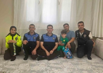 Polislerden otomobilin çarptığı çocuğu jest