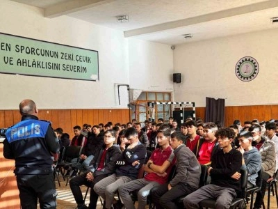 Polisten lise &ouml;ğrencilerine y&ouml;nelik eğitim &ccedil;alışması
