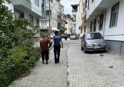 Polis kayıp yaşlıyı evine götürdü