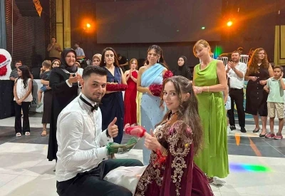 Polonyalı Julia ile Mustafa&rsquo;nın baklavayla başlayan aşkı d&uuml;ğ&uuml;n pastasıyla ta&ccedil;landı