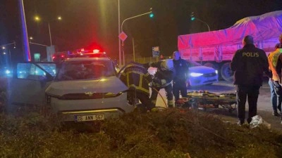 Porselen hammaddesi y&uuml;kl&uuml; kamyon otomobille &ccedil;arpıştı: 4 yaralı