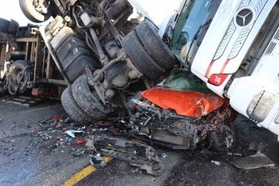 Posof&rsquo;ta buzda kayan iki tır ve bir otomobil birbirine girdi: 1 yaralı