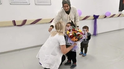 Premat&uuml;re doğan Oğuzhan&rsquo;dan hayatını kurtaran doktora ziyaret