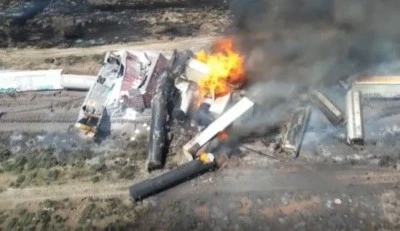 Propan ve benzin y&uuml;kl&uuml; tren raydan &ccedil;ıkınca alev topuna d&ouml;nd&uuml;