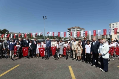 "Camini Bul Takımını Kur" futbol turnuvasına katılan &ouml;ğrencilere bisiklet hediye edildi
