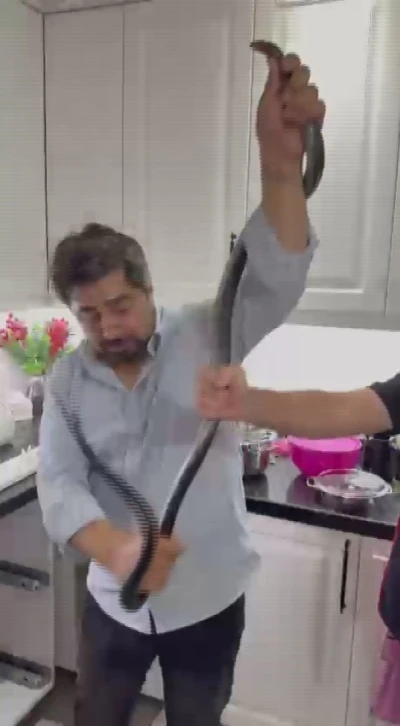 "Yılancı Kemal" 2 metrelik yılanı 4 saatlik m&uuml;cadele sonunda &ccedil;ıplak elleriyle yakaladı