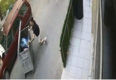 Rampadan kayan çöp konteynerini araçla çarpmadan son anda durdurdu