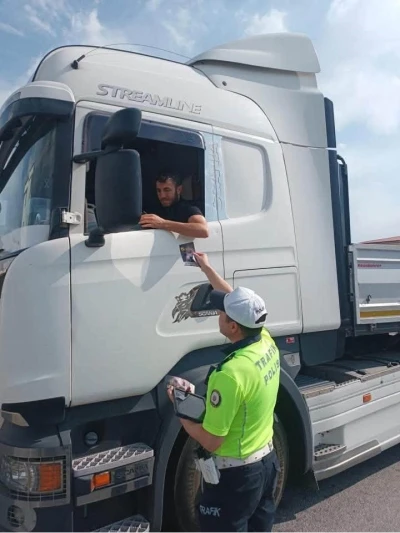 Refahiye&rsquo;de 3 bin 38 s&uuml;r&uuml;c&uuml; ve yolcuya trafik bilgilendirmesi