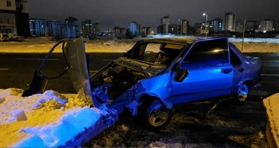 Refüje çarpan Fiat Tofaş perte çıktı: 3 yaralı