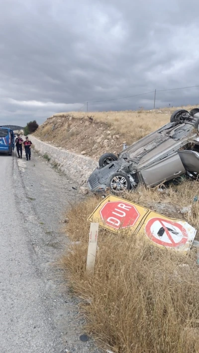 Ref&uuml;je devrilen otomobilde 2 kişi yaralandı