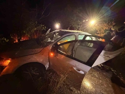Ref&uuml;je u&ccedil;an otomobildeki 3 kişi yaralandı
