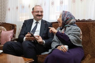 Rekt&ouml;r Hacım&uuml;ft&uuml;oğlu&rsquo;ndan anlamlı &ouml;ğretmenler g&uuml;n&uuml; ziyareti