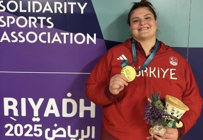 Rekt&ouml;r Kibar&rsquo;dan judonun altın kızı Hilal &Ouml;zt&uuml;rk&rsquo;e tebrik