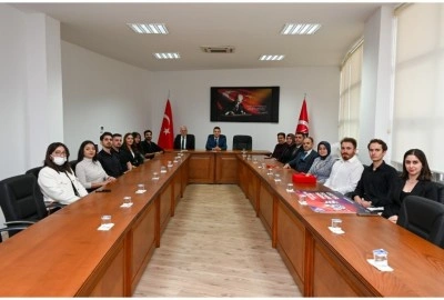 Rekt&ouml;r Topal, Teknofest 2025 ve T&uuml;rkiye 2053 yarışmalarında dereceye giren &ouml;ğrencileri tebrik etti