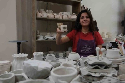 Ressamların eserleri kadınların ellerinde seramiklere yansıtılıyor